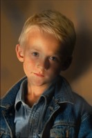 fotografia de um menino manchado com áreas escuras 