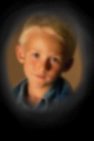 foto de um rapaz onde o centro e as bordas estão completamente apagadas, devido à perda da visão periférica
